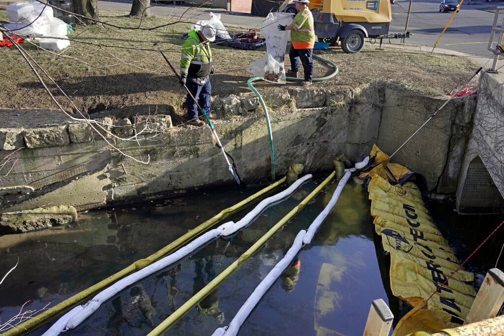 Crecen las dudas y el enojo en Ohio por los tóxicos derramados y quemados tras descarrilarse un tren
