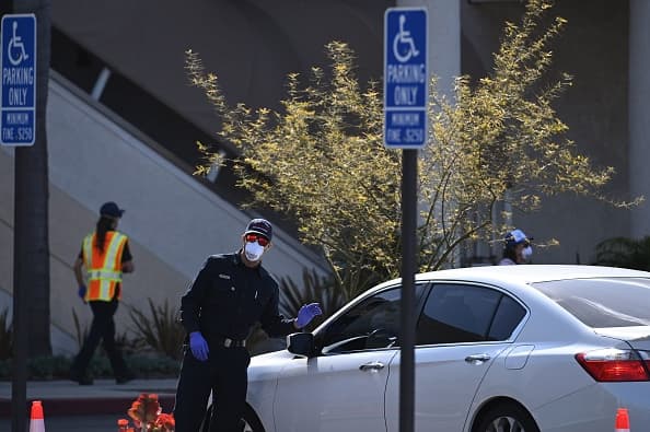 Tendrán puntos de control de temperaturas y sus empleados utilizarán mascarillas y guantes durante su turno de trabajo.