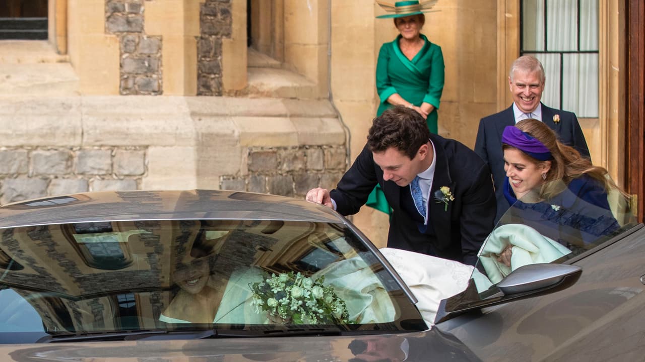 La princesa Eugenie hizo uso de toda su destreza, y de la ayuda de su hermana, para poder meter la enorme cola de su vestido de novia en la 
<b>diminuta cabina</b> del Aston Martin DB10, hecho solo para dos pasajeros, preferentemente agentes secretos vestidos de traje.