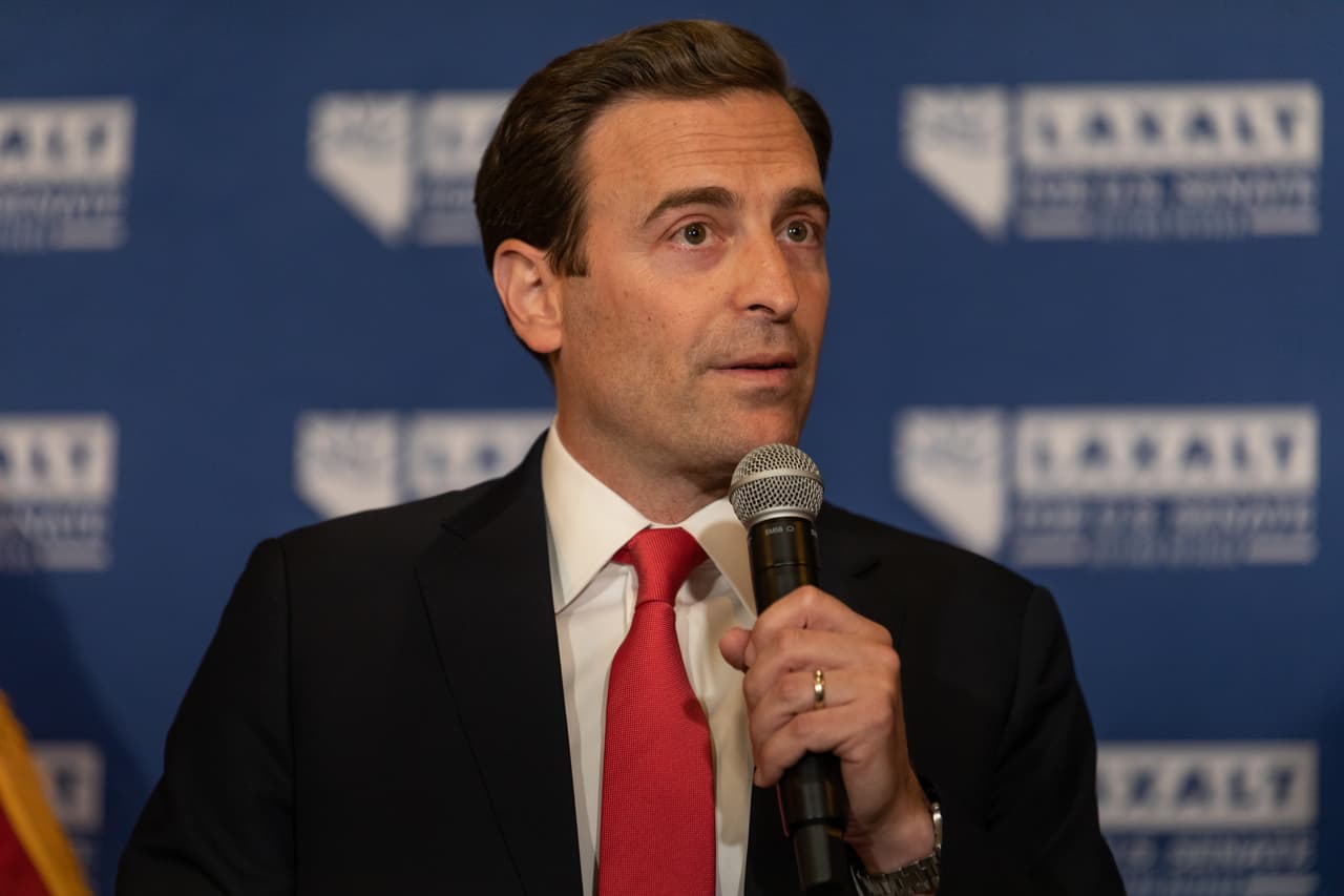 <h3 class="cms-H3-H3">Adam Laxalt, candidato republicano al Senado por Nevada</h3>
<br>
<br>🗳️ Se enfrentará en noviembre a la actual senadora demócrata Catherine Cortez-Masto. 
<br>
<br>🗳️ “No hay dudas de que amañaron la elección”, dijo Laxalt en una entrevista transmitida por radio en septiembre de 2021. 
<br>