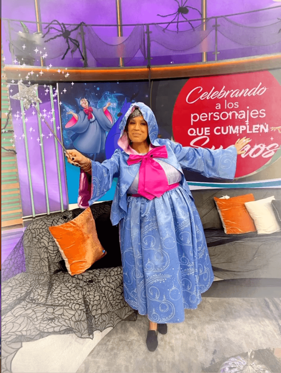 Vestida de la Hada Madrina de 'Cenicienta', la conductora mexicana dijo que en esta época complicada para la población mundial "queremos devolverle a la gente la esperanza y decirles que siempre hay una luz en el camino".