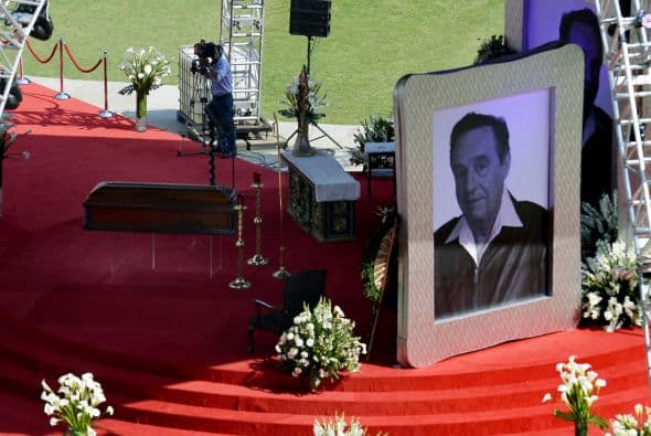 Un retrato de Gómez Bolaños en el altar ardiente.