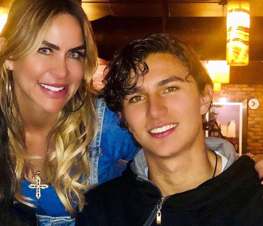 "Ser mamá es lo mejor que me ha pasado en la vida, te estás haciendo un hombre, ¡pero siempre 
<b><a href="https://www.instagram.com/p/Bqu7ZqNH7oT/" target="_blank">seguirás siendo mi bebé</a></b>!", le escribió Aylín en el año 2018 con motivo de su cumpleaños. 
<br>