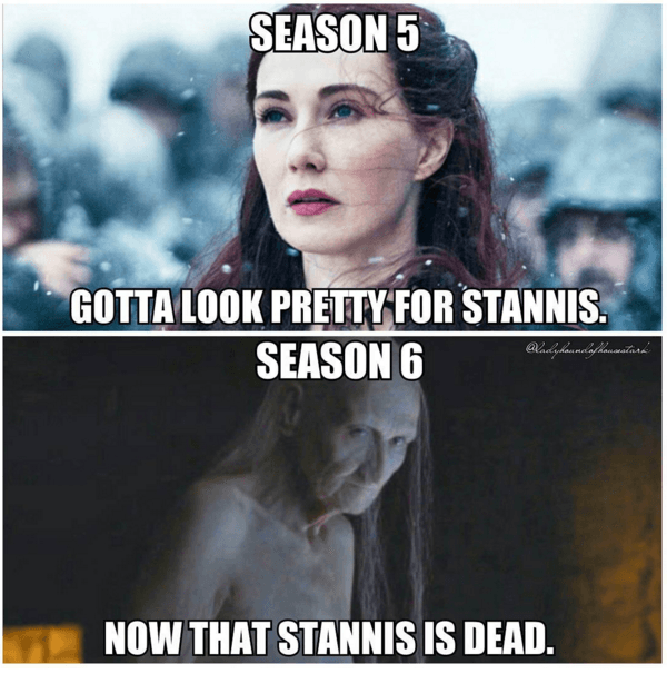 Cuando Stannis está vivo en la Temporada 5 vs cuando está muerto en la Temporada 6.