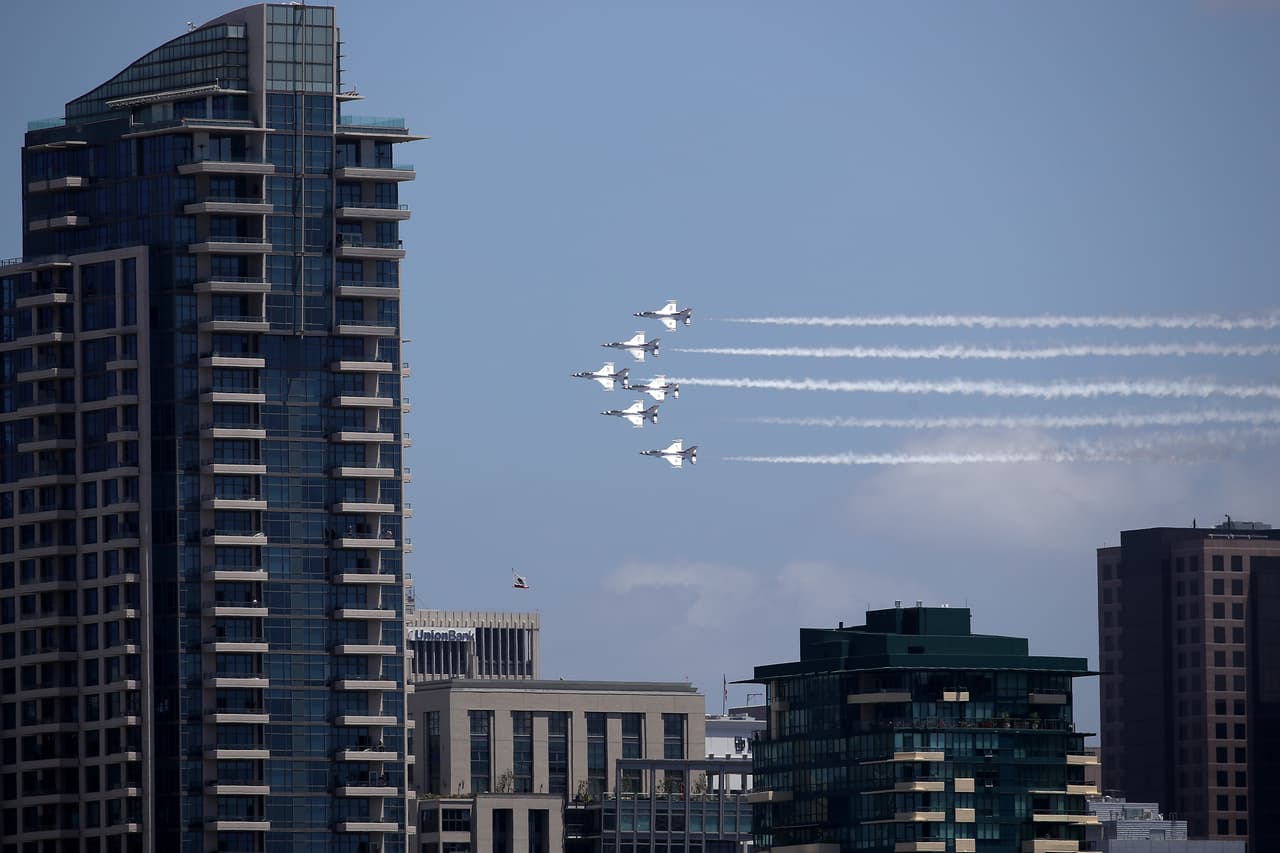 El
<b>Escuadrón de Demostración de Vuelo de la Marina </b>de los EEUU, los Blue Angels y el Escuadrón de Demostración Aérea de la Fuerza Aérea de los EEUU, los Thunderbirds, han honrado a los héroes de primera línea y los trabajadores esenciales en diversas ciudades de Estados Unidos.