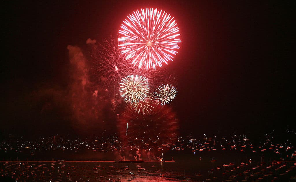 <b>Fuegos artificiales</b>
<br>Con la reapertura de Navy Pier también regresan los fuegos artificiales. El primer gran despliegue será este sábado 1 de mayo y estará dedicado a los profesionales de la salud y a los trabajadores de primera línea.