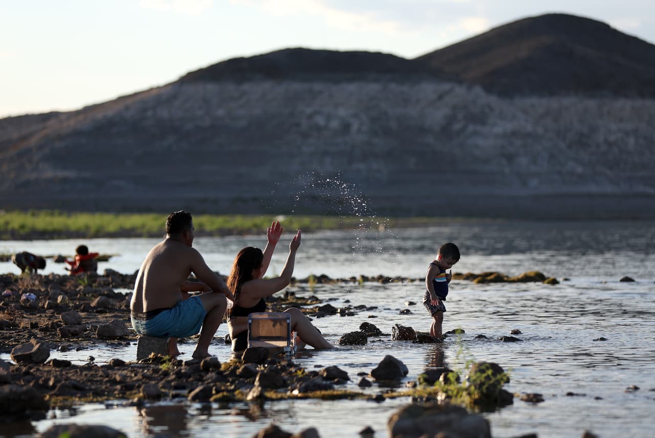 Una familia juega en el agua en la playa Boulder del Lago Mead el 19 de agosto de 2022 en el Área Nacional de Recreación del Lago Mead, Nevada.