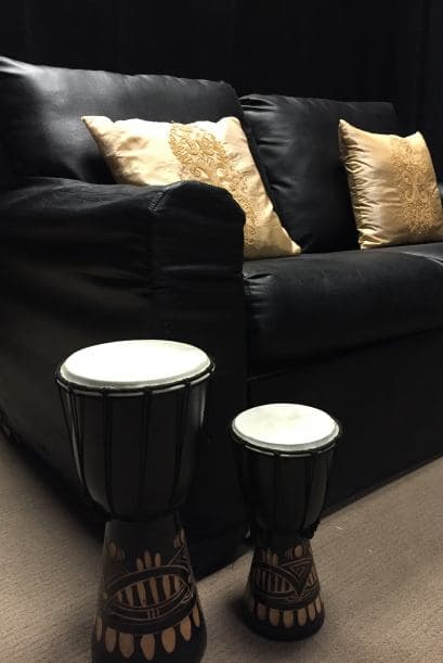 Sillones cómodos y unos bongos para que nunca falte la música.