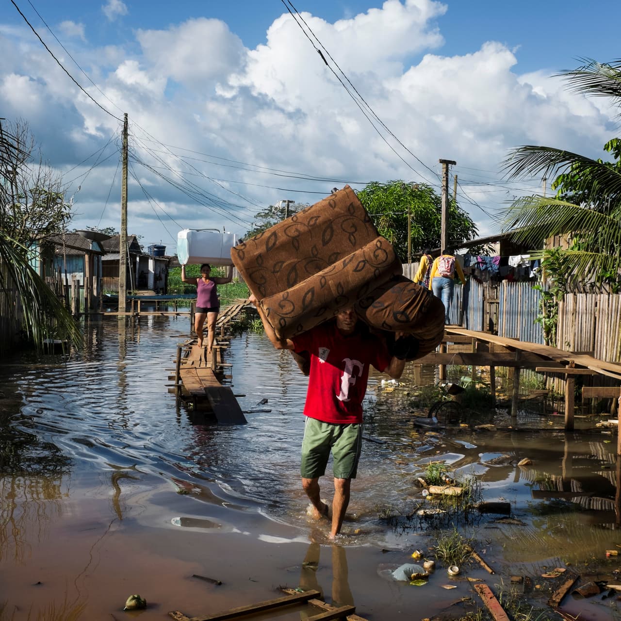 Una familia traslada sus pertenencias de su casa inundada en Invasao dos Padres, un barrio de Altamira afectado por la construcción de la represa de Belo Monte.