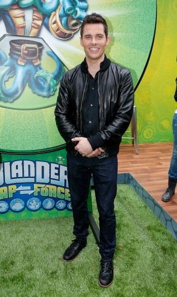 ¿O a poco después de admirarlo con chaqueta de piel nos van a decir que no es uno de los galanes mejor vestidos de Hollywood?