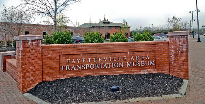 <b><a href="https://www.fcpr.us/facilities/museums/fayetteville-area-transportation-and-local-history-museum" target="_blank">Fayetteville Area Transportation and Local History Museum</a>. </b>Ubicado en Cape Fear y Yadkin Valley Railroad Depot de 1890 bellamente restaurado, el museo ofrece dos pisos de exhibiciones atractivas y llenas de artefactos. La rica historia de la zona se cuenta desde la prehistoria hasta principios del siglo XX. Los lugares favoritos del museo incluyen el barco de vapor interactivo y la recreación de la oficina del agente de la estación. Las exhibiciones se rotan con frecuencia.