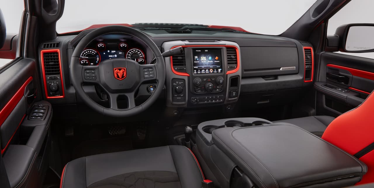 El interior de la Ram Macho Power Wagon no difiere especialmente del de la Ram 2500 pero se distingue por fuertes acentos de color naranja que hacen juego con el color 'Mango Macho' de la carrocería.