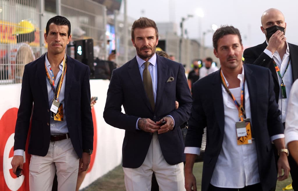 Lewis Hamilton y Mercedes Benz se llevan el Gran Premio de Qatar. El piloto británico logra superarlos y quedarse en la primera posición y por buen tiempo, seguido de Max Verstappen de Red Bull y, en esta ocasión, el español Fernando Alonso le rebató el tercer lugar a Sergio Pérez, quien se vio forzado a hacer doble parada y perder podio.