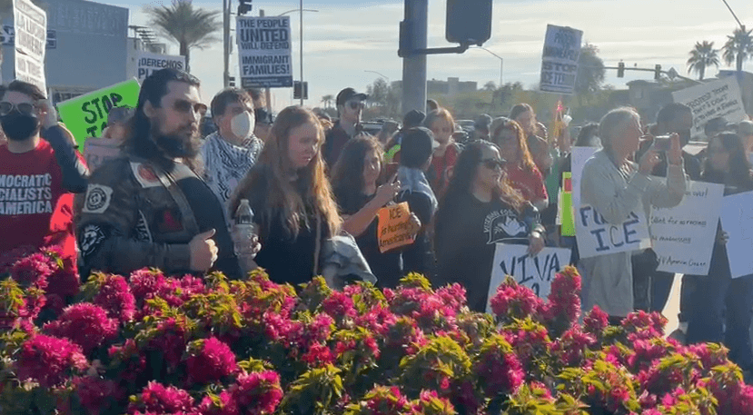 Cientos de personas se reunieron la mañana de este sábado para 
<b>protestar contra las operaciones de ICE en Arizona, así como en contra de las deportaciones</b>, de las cuales ha participado el aeropuerto de Mesa.
