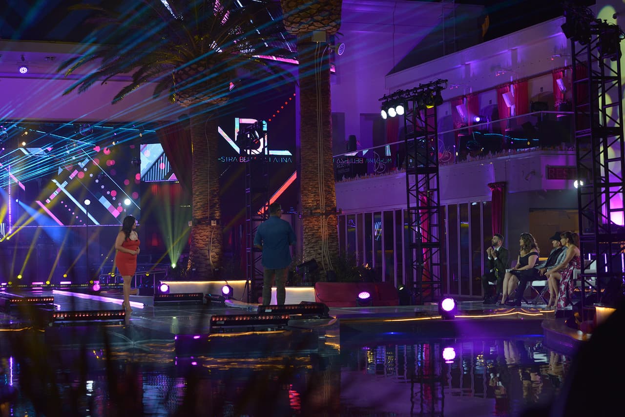 El proceso comenzó con la ropa: antes usaba ropa grande, se escondía; recuerda que en los veranos usaba suéter y pantalones largos aunque hiciera mucho calor. Su reto fue cambiar la ropa, ponerse shorts, playeritas que enseñaban más los brazos o la panza, etc.