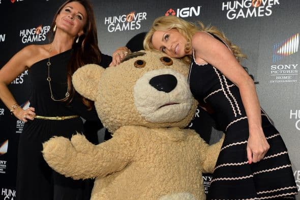 La alfombra de roja de la más reciente parodia 'Hungover Games' mostró personajes demasiados ilustrativos que para más de uso estuvo subidos de tono. La parodia de 85 minutos, se estrena este 18 de febrero y hasta el momento tienen un rating promedio entre los críticos del portal IMDB.com