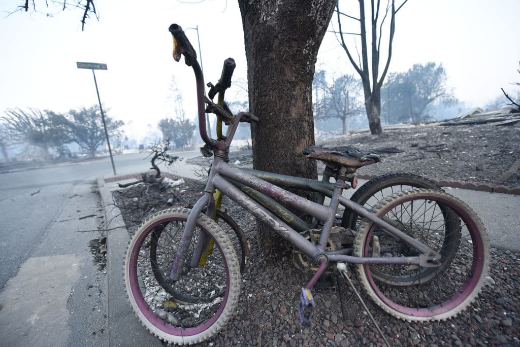 Mientras los bomberos luchan para extinguir las llamas, la cifra de fallecidos ha ido aumentando.