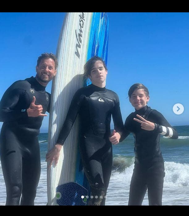 "¡Tremendo día de playa! 
<b>Empieza para mis hijos mayores su semana de cumpleaños</b>. Gracias a mi hermano Aleks por la buena vibra del día y enseñarle a Matteo y Valentino a jugar con las olas", comentó Ricky Martin junto con esta y más fotos en donde se ve cómo han crecido los adolescentes. 
<br>