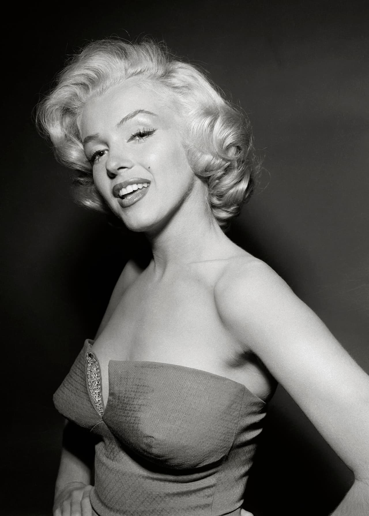 Pestañas postizas. El efecto ‘pin-up’ que adquirían sus ojos lo lograba al rizar las pestañas y colocar medio set de las pestañas postizas desde la mitad del ojo hacia afuera.