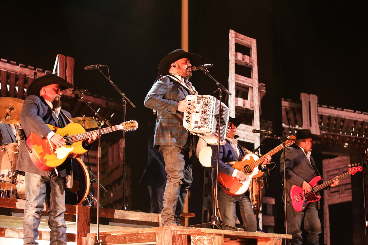 Como la variedad es el sello de PLN, no podía faltar la música regional mexicana y, esa presentación estuvo a cargo de Intocable, quien interpretó 'Me dueles' y 'Quédate conmigo'.