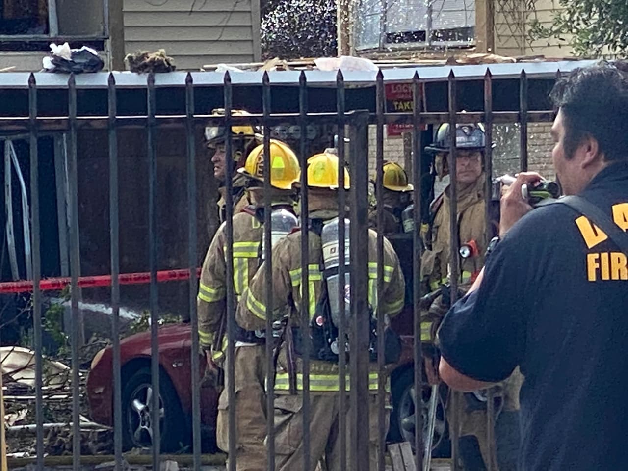 Cuatro bomberos y tres personas más resultaron heridos tras la explosión, según Jason Evans, vocero del Departamento de Bomberos de Dallas. 
<br>