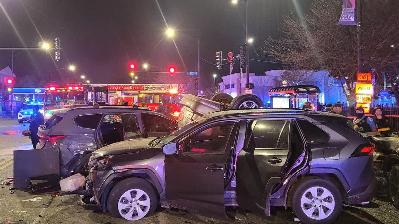 De acuerdo con las autoridades, un Dodge Charger negro con reporte de robo viajaba a exceso de velocidad y en sentido contrario.