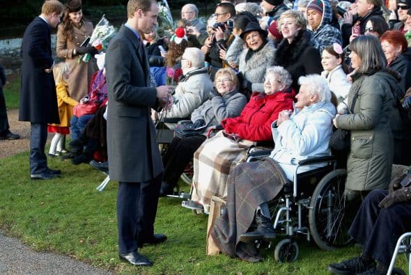 La iglesia de Santa Magdalena en Sandringham se inunda con la presencia de grandes de la familia real.