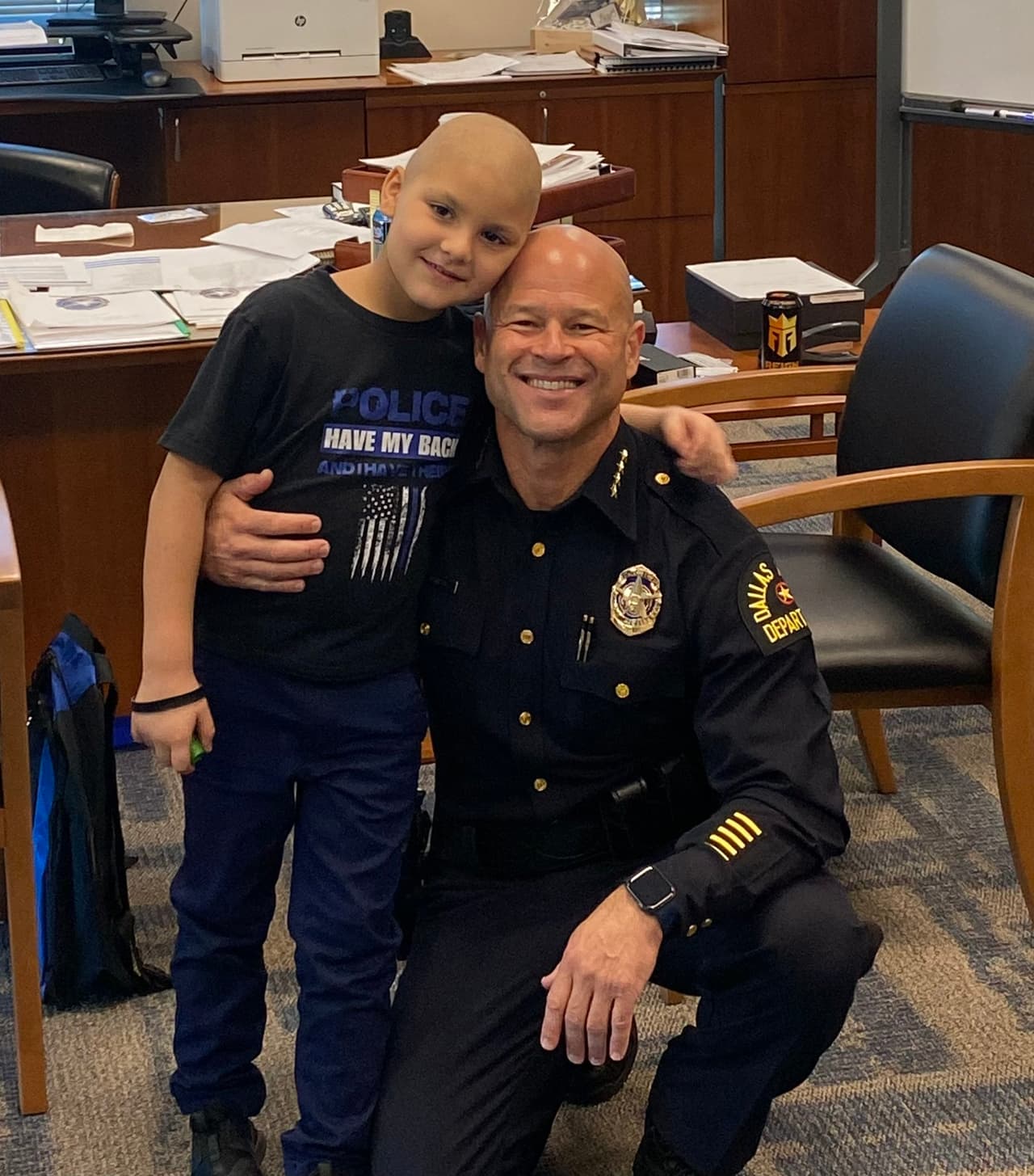 Bennett, de 6 años de edad y quien lucha contra el cáncer, con Eddie García, jefe de la Policía de Dallas.