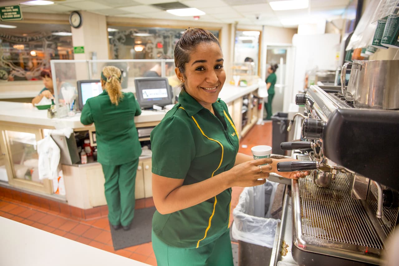 Hoy en día, los turistas que visitan Miami sienten que rasguñan algo de la cultura cubana cuando visitan el Versalles y prueban el café típico servido por una chica que te llama con cercanía, "mi amor", "mami linda", antes de servirte la bebida caliente.