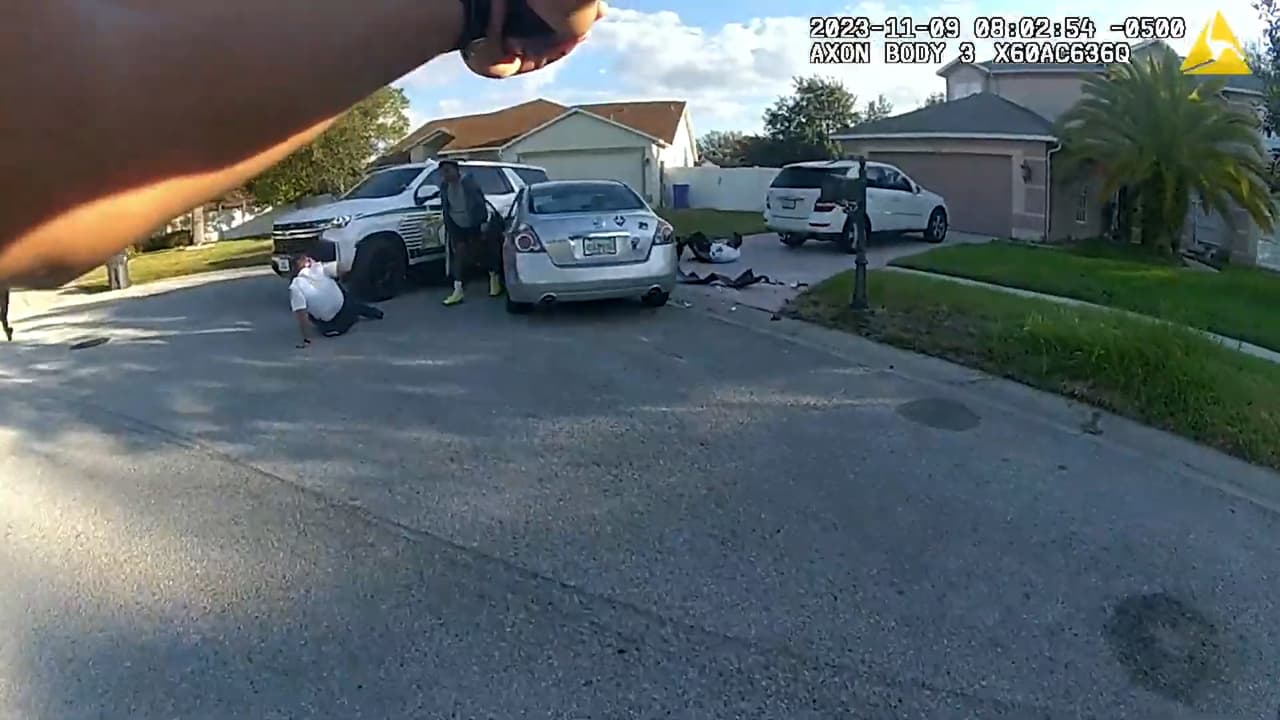 La Oficina del Sheriff también compartió video de otra cámara corporal de otro agente que atendió la llamada, en la que se ve que Bouzy baja del auto tras embestir a los oficiales.