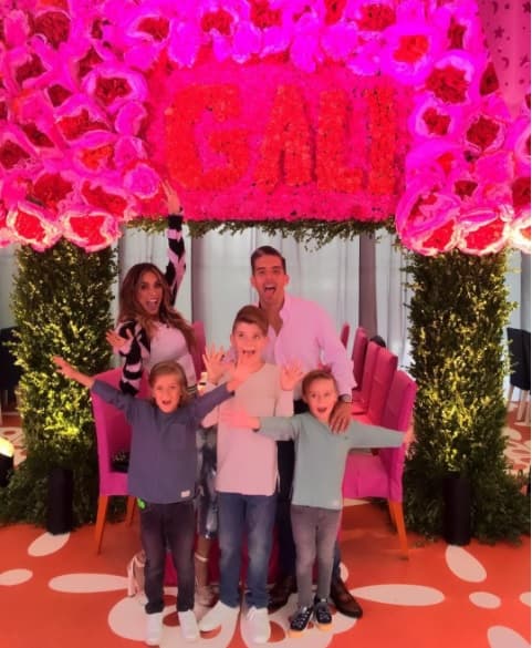 Galilea Montijo realizó su fiesta de 44 años entre flores rosas, acompañada de su familia y amigos. Sin duda sus invitados de honor fueron su esposo Fernando Reina, su hijo Mateo, además de los hijos del primer matromonio su esposo, Alexis y Claudio.