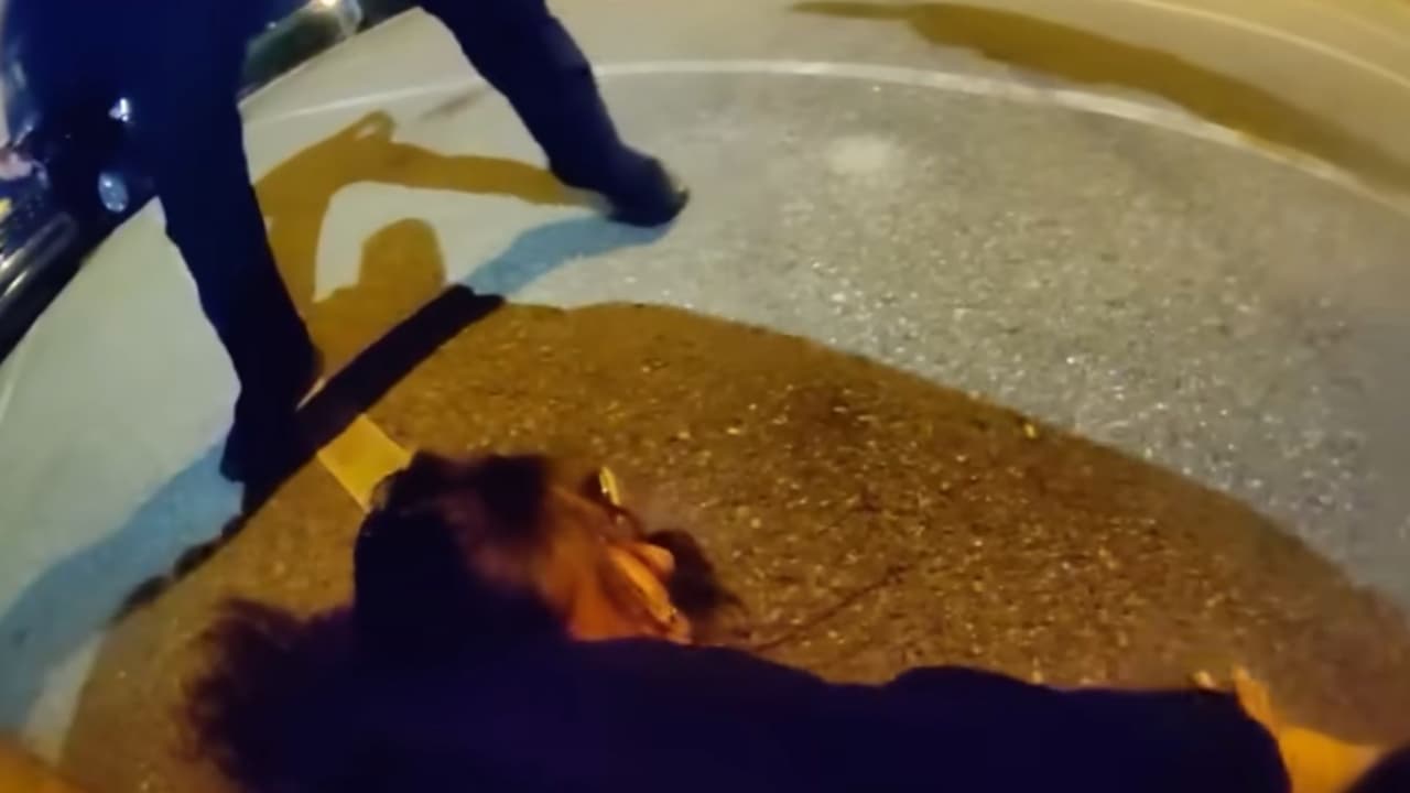 Así sometieron policías de Orlando a una mujer intoxicada en Universal Studios Florida