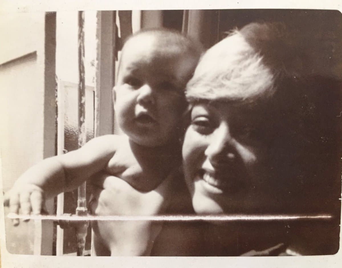 Su madre es la primera actriz 
<b><a href="http://www.univision.com/temas/sylvia-pasquel">Sylvia Pasquel</a></b> y su padre es el músico Micky Salas. Stephanie Salas nació el 5 de febrero de 1970.