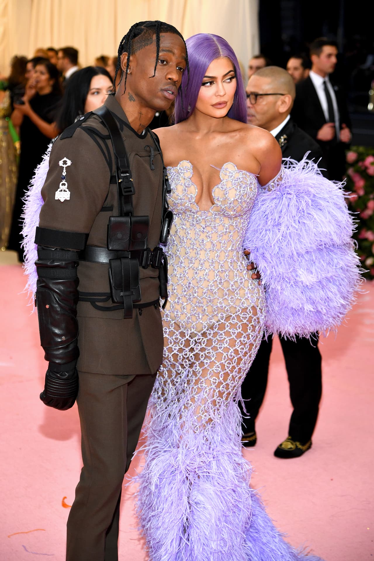 "Travis y yo estamos en buenos términos. Nuestro enfoque principal en este momento es Stormi. Nuestra amistad y
<b><a href="https://www.univision.com/entretenimiento/kylie-jenner-y-travis-scott-muestran-con-estas-fotos-el-colorido-primer-cumpleanos-de-su-pequena-stormi-fotos" target="_blank"> nuestra hija es prioridad</a></b>", escribió Jenner.