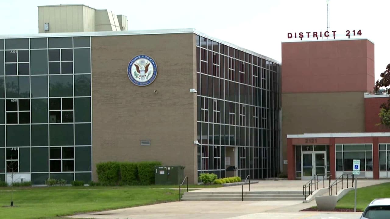 Cancelan clases en Arlington Heights tras extravío de arma por agente escolar en un baño