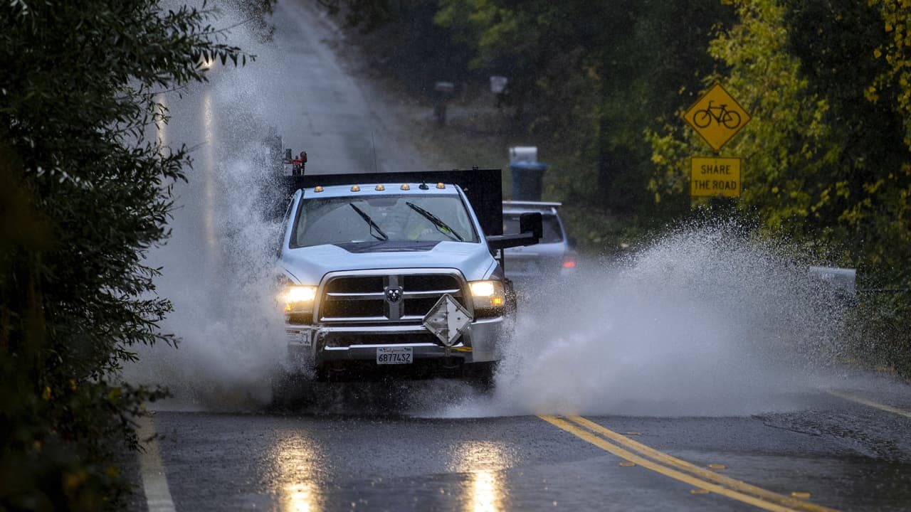 Cuando comienza a llover o nevar, el aceite y el polvo sobre el camino provocan un haya un 
<b>menor agarre en los neumático</b>s, por lo que debemos estar doblemente alertas al volante.