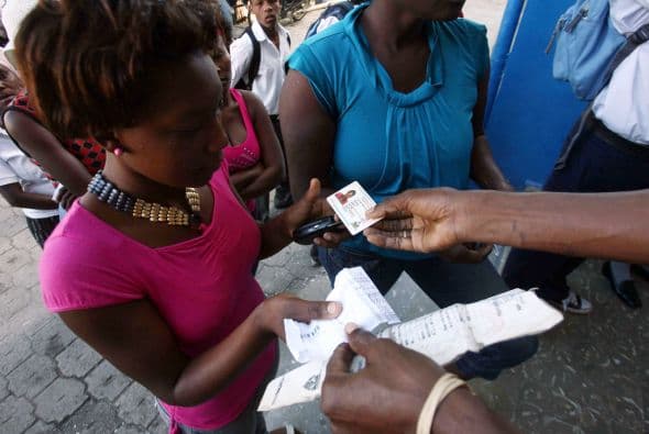 El viernes de mañana, cerca de 200 personas hacían cola bajo el sol de este suburbio de Puerto Príncipe. El documento les permitirá votar pero también cumplir tareas cotidianas como retirar dinero del banco. Pero antes de obtenerlo, algunos deberán esperar diez horas.