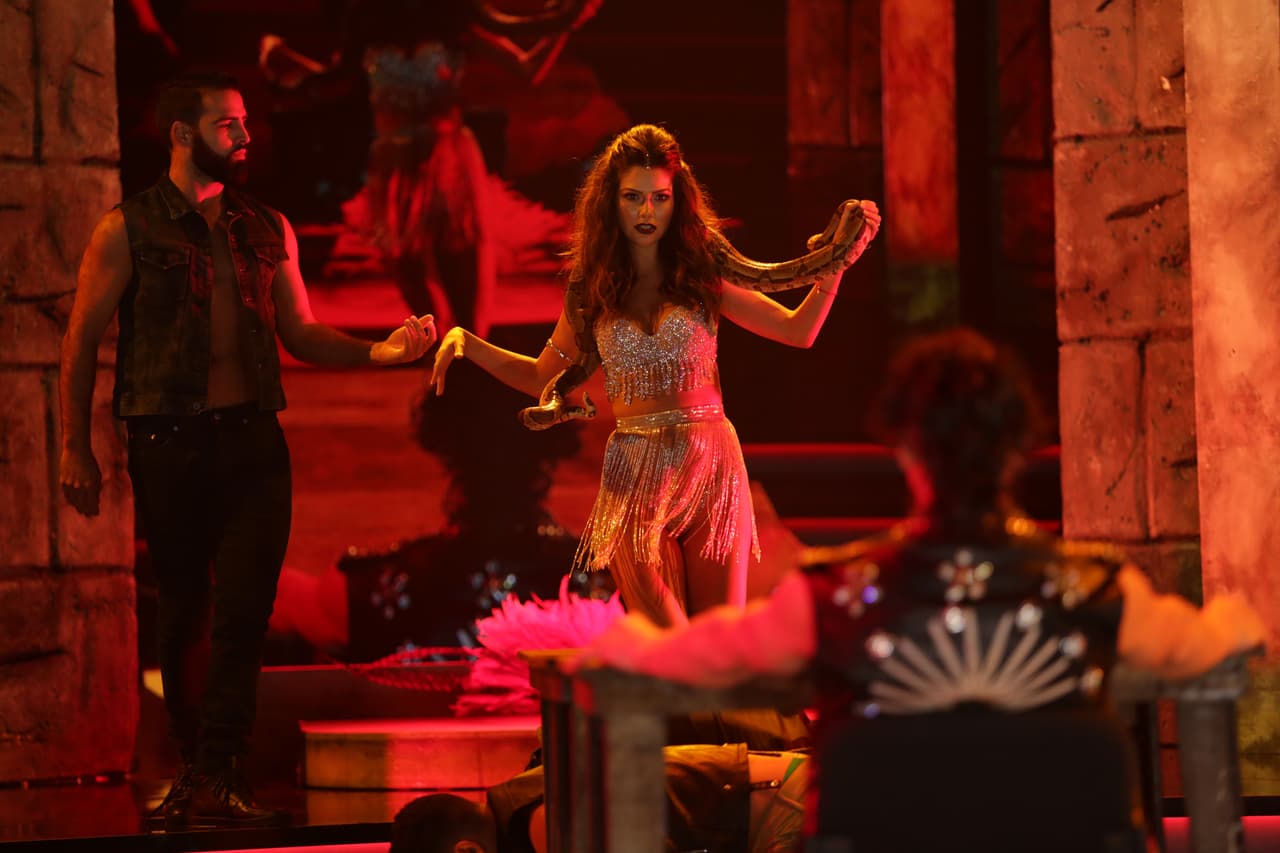 Ana Patricia tuvo uno de los números más complicados al bailar una rumba con una serpiente en el cuello.