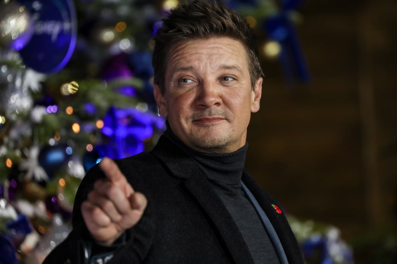 Jeremy Renner, de 51 años, se encuentra en estado crítico aunque está estable, dijo su representante.