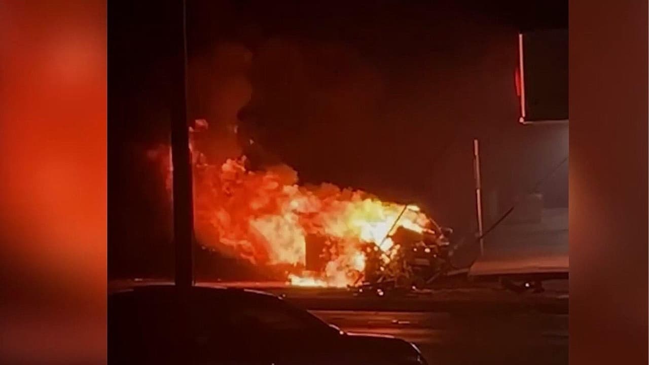"Ella habría muerto": Cuatro hombres rescatan a una mujer atrapada en un auto en llamas tras un choque