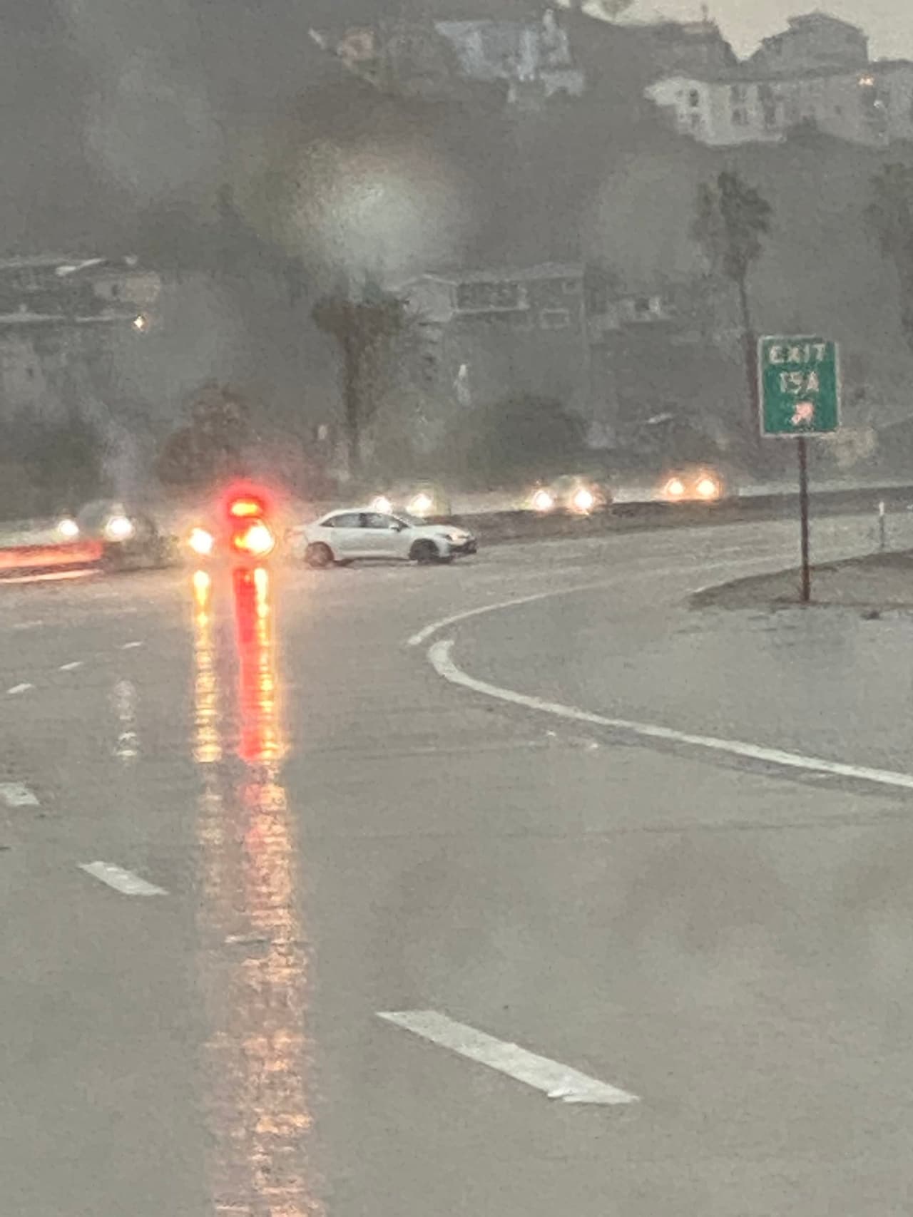 Además, recomiendan encender las luces de sus vehículos también durante el día para mejoror la visibilidad y dar una señal a otros conductores.