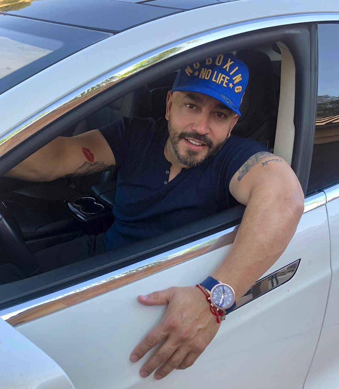 Y en medio de estas especulaciones que los relacionan sentimentalmente, surgió una fotografía, que publicó 
<a href="https://peopleenespanol.com/celebridades/lupillo-rivera-tatuaje-de-belinda-en-su-brazo-foto/" target="_blank">People En Español</a>, en donde se aprecia un supuesto tatuaje del rostro de Belinda en el brazo de Lupillo Rivera.