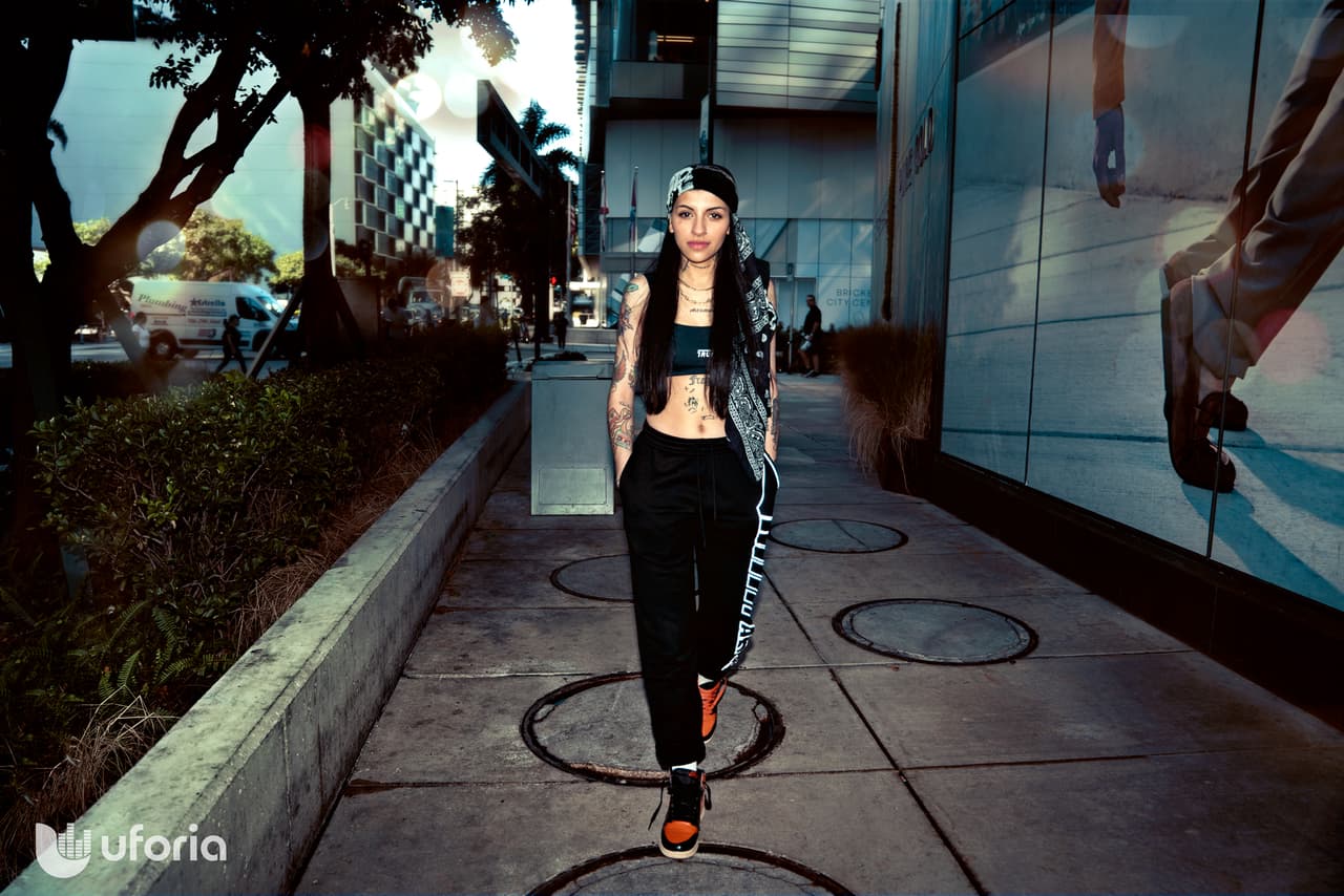 "
<b>Yo prefiero ser la más distinta a ser la más bonita</b>, o la más sensual, o la que canta mejor. De cierta forma me gusta esa posición de ser original sobre todas las cosas, sobre la belleza, sobre lo estético": Cazzu.