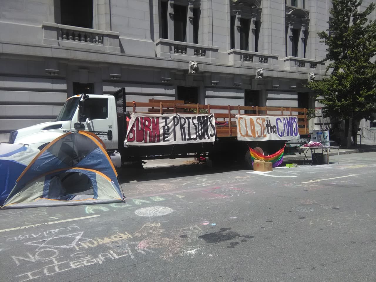 Varios activistas que pertenecer al grupo Abolish ICE SF fueron arrestados esta madrugada tras protestar enfrente de la sede de ICE en San Francisco.