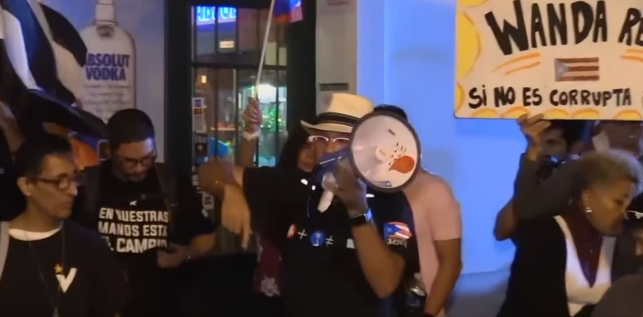 El hallazgo ocurre al momento en que el sur se estremece por las constantes réplicas causadas por el terremoto de 6.4 registrado el pasado 7 de enero. Tras los sismos miles de personas permanecen 
<a href="https://www.univision.com/local/puerto-rico-wlii/establecen-campamentos-base-en-el-sur-fotos">refugiados en campamentos</a>.