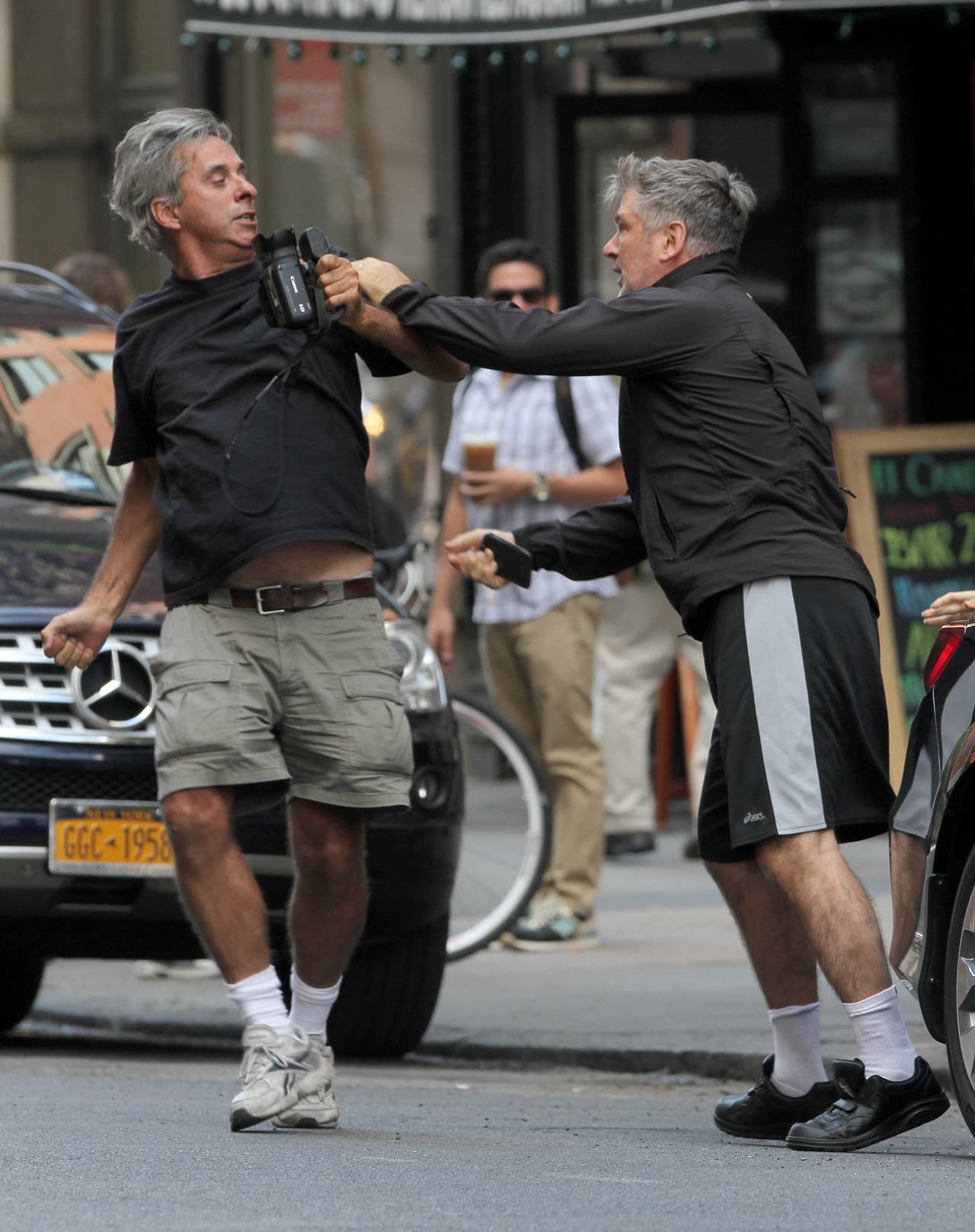 Entre empujones e insultos, el hombre jamás soltó su cámara.