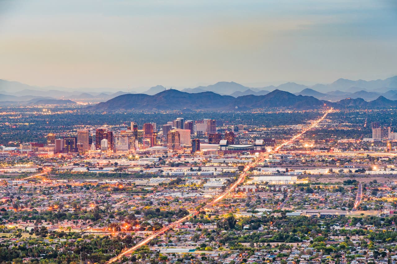 <b>Arizona: Phoenix. – Obtuvo 72.96 de 100 puntos dentro de las mejores ciudades de clase media para vivir.</b> Es la capital del estado de Arizona en el suroeste de los EEUU. Conocida por su clima cálido y soleado durante todo el año y famosa por sus exclusivos centros turísticos de spas, los campos de golf diseñados por Jack Nicklaus y los clubes nocturnos. Asimismo, presenta una combinación deseable de un próspero mercado laboral y un costo de vida relativamente bajo.
<br>