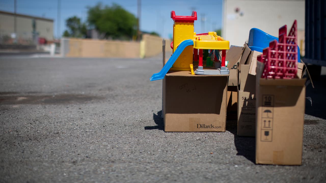 Juguetes abandonados cerca a la basura detrás del albergue del Salvation Army en Yuma, Arizona.