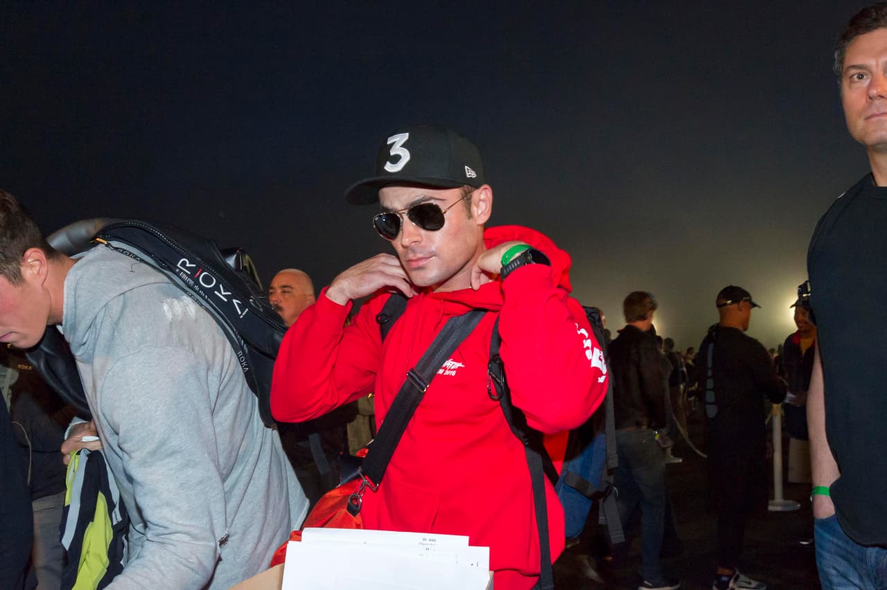 Zac Efron llegó muy temprano a cumplir con un compromiso muy importante.