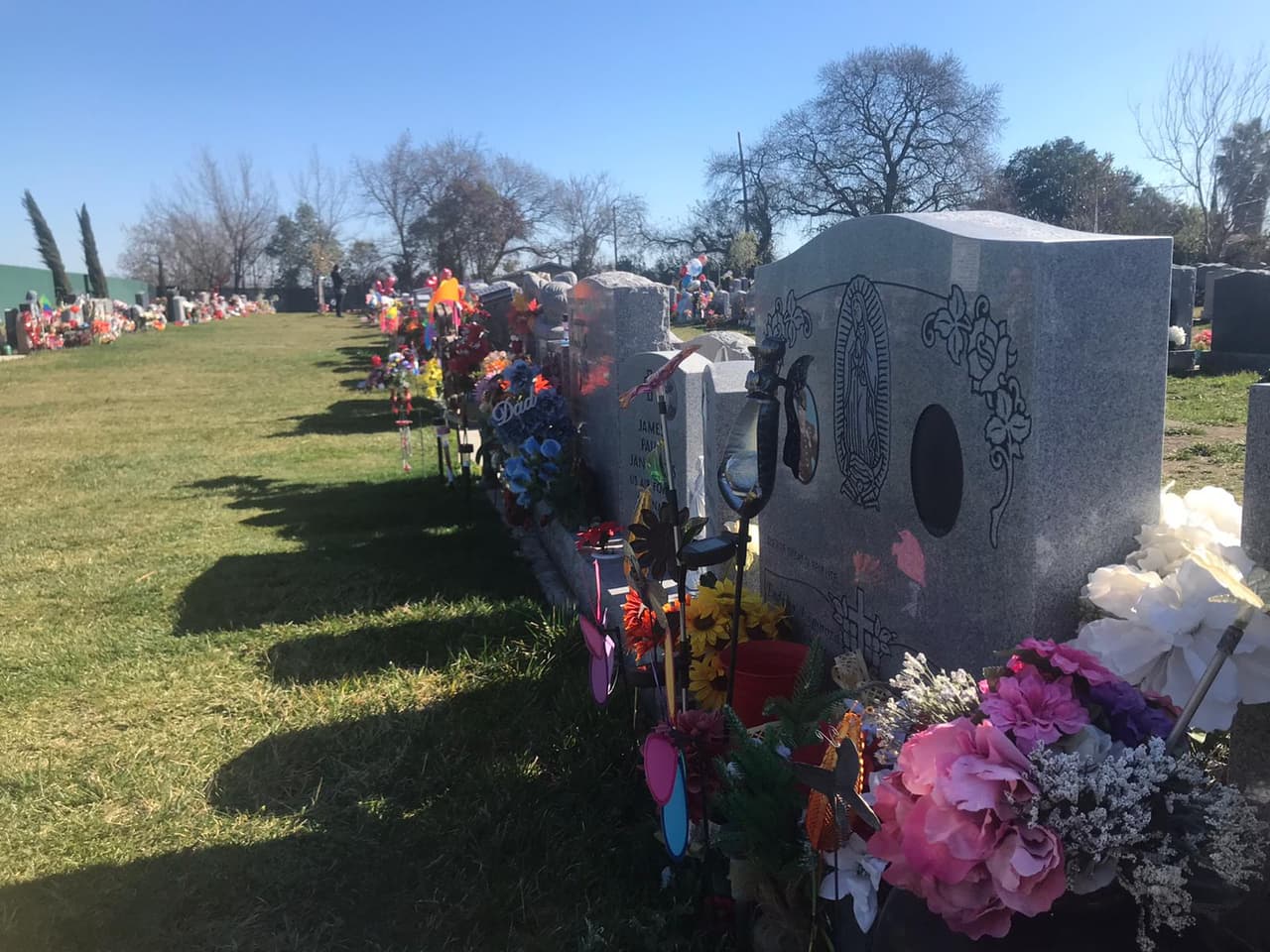 Mora continúa cavando la tierra cada día, ya que hay muchas sepulturas más en espera, donde el coronavirus y la muerte pasan lista a los nuevos inquilinos de este cementerio.